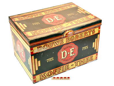 878228 Afbeelding van een groot koffie- en thee-transportblik van Douwe Egberts, uit de objectencollectie van het ...